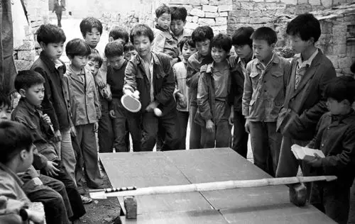 滚铁环是一项"古老"而简单的运动,曾流行与上个世纪六七十年代,它的