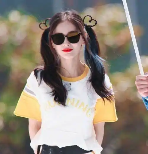 或者双爱心的马尾扎发,虽然看起来也是甜美可爱,但是没有angelababy