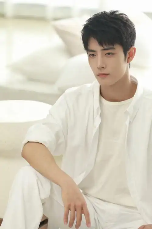 肖战最新纯白造型#狼尾战和白衣造型也太配了吧,简直就是白马王子照