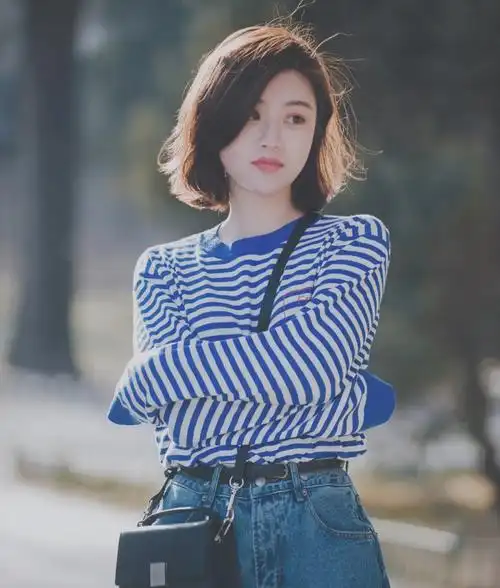 轻熟女生的知性短发发型:蓬松侧分减龄,水波纹优雅,外扣更妩媚