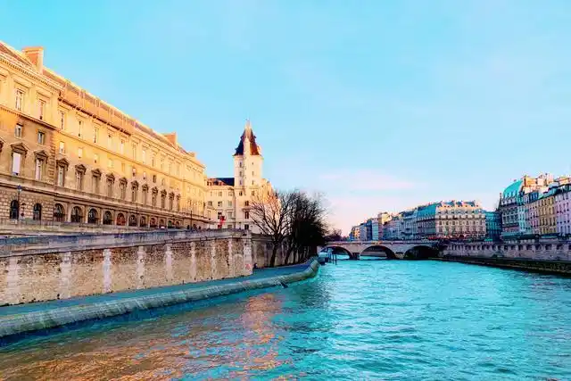 "塞纳河畔,左岸的咖啡",周杰伦用它的歌词将塞纳河迷人的风光写进了字