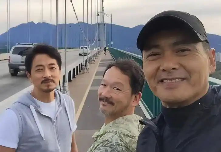 66岁周润发的白发抢镜,坦然面对自然老去,才是自信的魅力_奶奶_认可