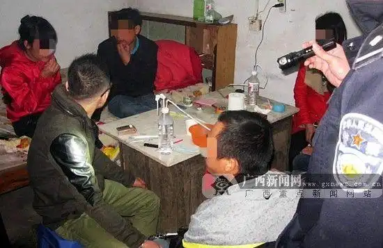 糊涂女友以身试毒规劝男友 聚众吸毒警方"一锅端"(图)