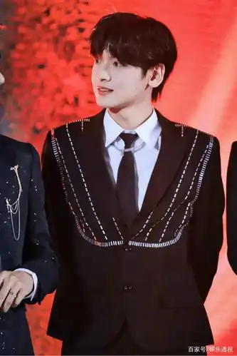 r1se获年度人气团体表演却翻车,张萌吃瓜夏之光任豪,翟潇闻憋笑