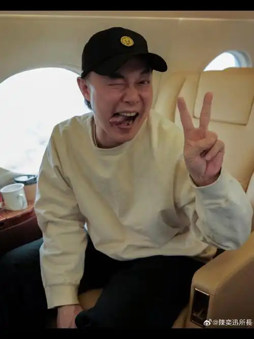 陈奕迅给大家拜个早年#好幼稚好可爱每一张都模仿到了精髓