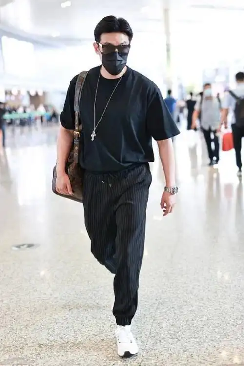 45岁陆毅拒绝油腻范 束脚裤配运动鞋变潮男