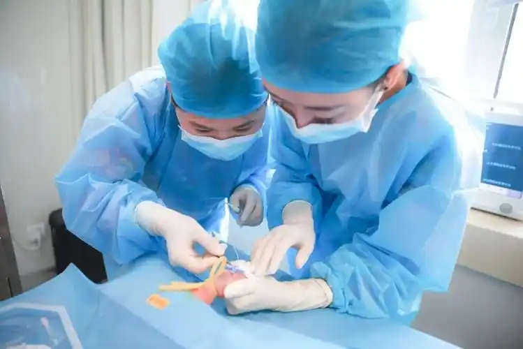 医院用镜头记录下医护人员们坚守岗位,认真工作的画面,定格最美瞬间