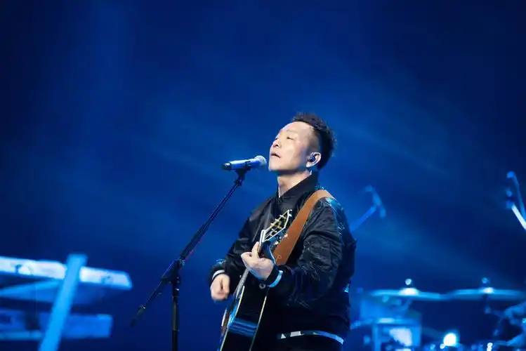 喜欢许巍,因为他的歌词旋律可以戳中心中最疼的那个地方,让我们哭泣