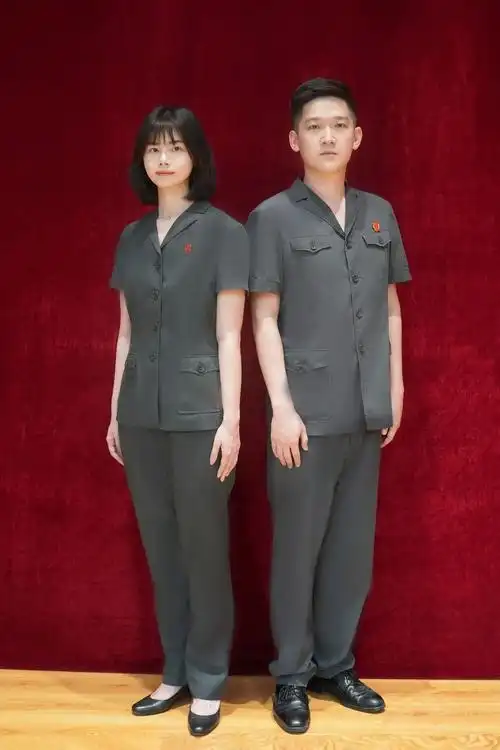 (一)夏服人民法院审判制服包括夏服,春秋服,冬服,防寒服,法袍及制服