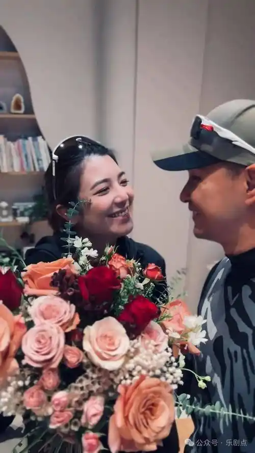 tvb视帝陈展鹏情人节送花哄嫩妻,女方立刻变脸,每逢佳节亲自备礼_单文