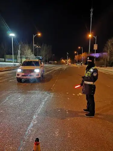 严寒中执勤的哈尔滨交警,零下20℃,从五点执勤到晚上十点
