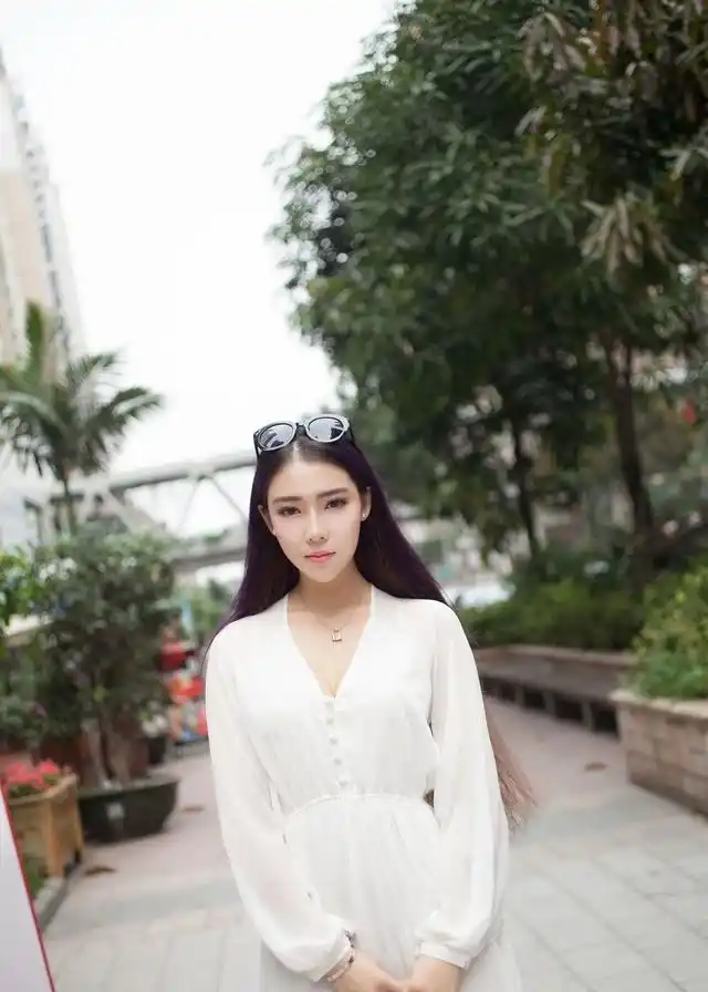 女神梦娜展示了仙女般的姿态,一袭飘逸的白衣,款款而来,连路人都痴迷