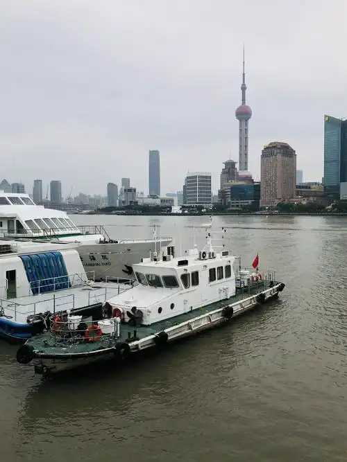 黄浦江上的船
