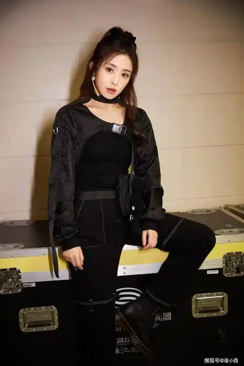 张含韵 张含韵越来越有高级感,穿宽松西装配阔腿裤走机场,超有国际范