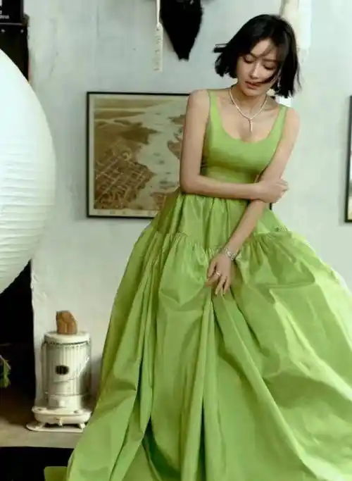 的淋漓尽致张雨绮红毯绿裙真是经典邱天绿色连衣裙很简单但看起来很强