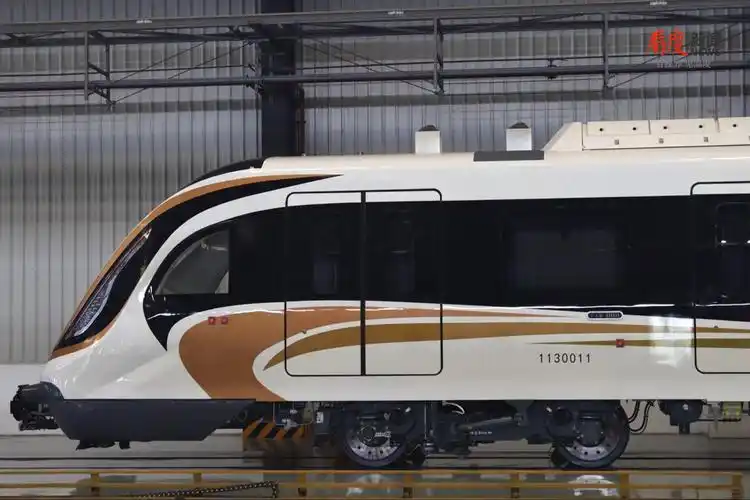 全自动运行最高时速140公里成都地铁13号线列车首次亮相