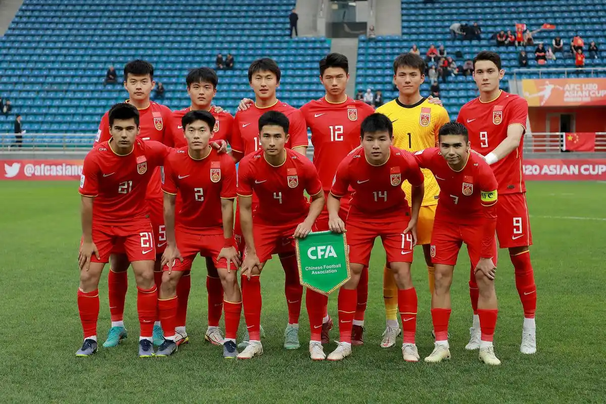 合影 图据ic photo然而这支近几年最具拼搏精神的国字号男足球队却在