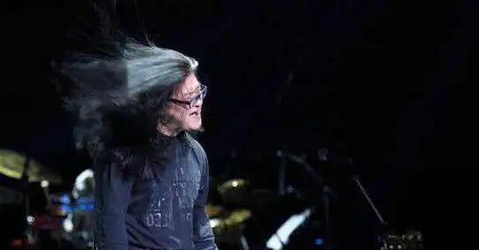 留着长发随风飘扬的刘欢老师,就像是一位没有整理头发的古人.