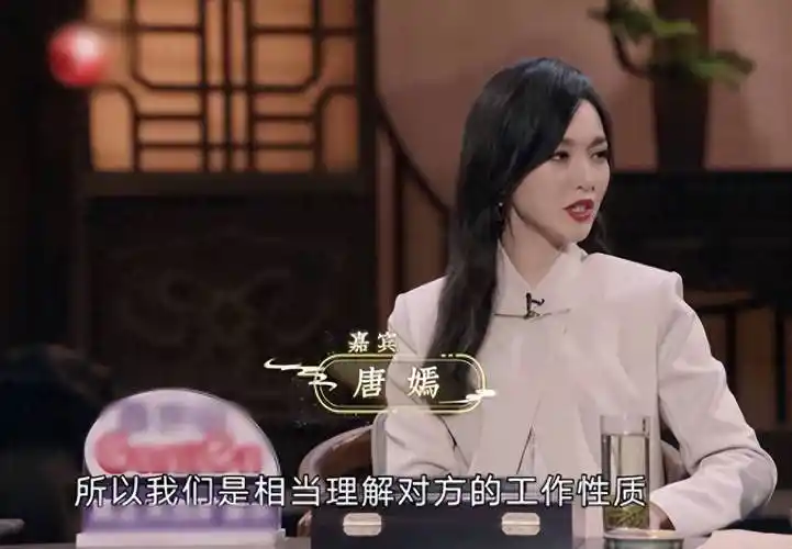 罗晋探班唐嫣,请剧组人员喝奶茶,拍戏间隙不忘与妻女视频好幸福_工作