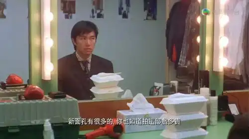 强颜欢笑:    镜子在《喜剧之王》里是个重要的道具,前后三次照镜佑