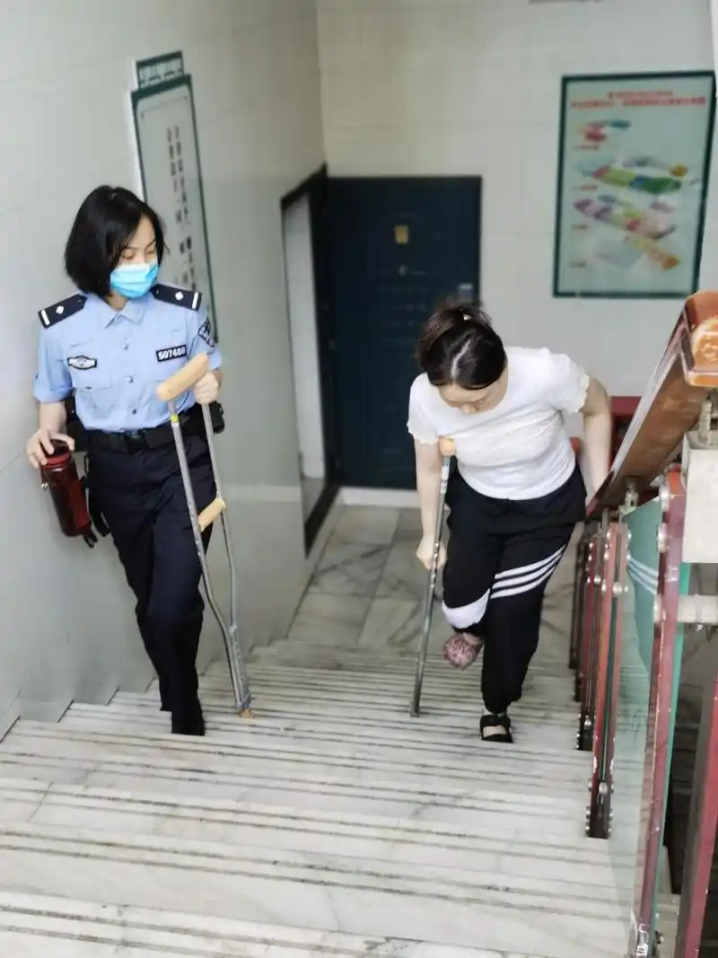 那抹拄着双拐坚持开庭的身影美丽动人