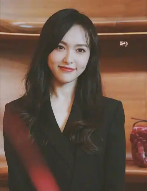 唐嫣生图真能打,身穿黑色西装,又飒又a如职场女精英_身材_状态_活动