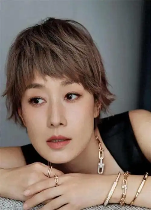 她的感情经历也颇为坎坷.我们今天要讲的是马伊琍.