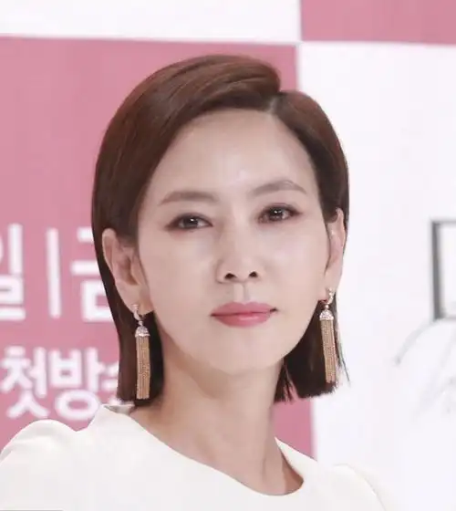 金南珠不愧是气质女神!一袭白色连衣裙干练清爽,大秀曼妙好身材