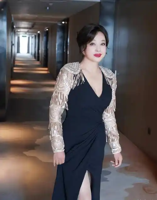 70岁刘晓庆同框63岁惠英红,一个时髦姐姐,一个雍容奶奶