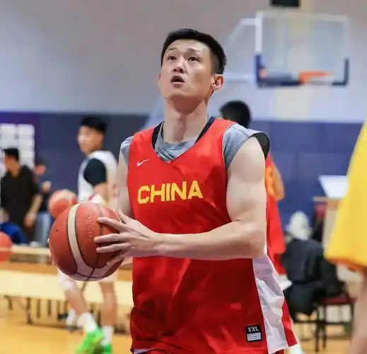 控卫,是最符合乔帅要求的后卫,乔帅强调高大化,赵睿兼具身高与体重