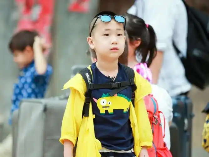 小小人,如今都长成小帅哥了,俨然是个小大人,小时候的大竣带着婴儿肥