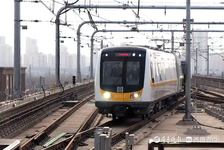 山东首条全自动运行地铁线济南地铁2号线每列车都配备安全员