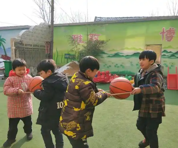 户外游戏活动《合作运球》培养孩子之间合作的能力,体验合作游戏的