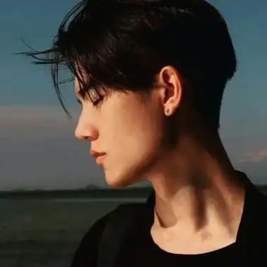 侧脸低头帅哥头像图片,男生头像图片