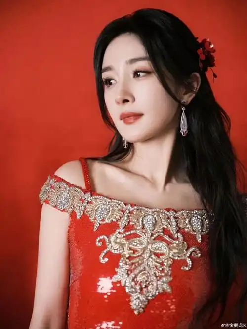 金鹤龙老师的眼妆搭配真的把杨幂漂亮的眼睛衬的更媚了!