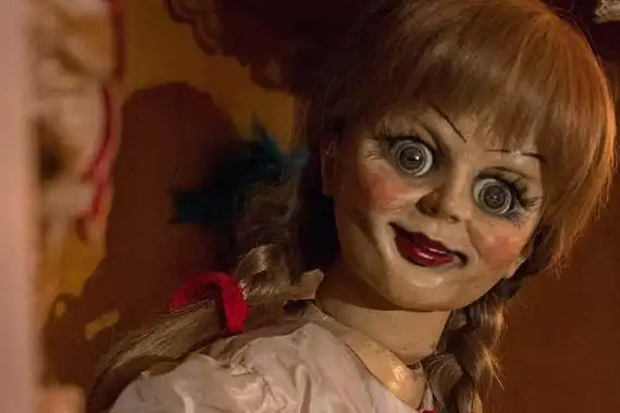是导演们非常惯用的桥段,荧幕上非常知名的恐怖娃娃分别是安娜贝尔