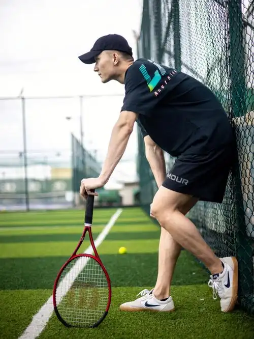 爱打网球的男生