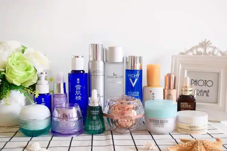 各种搓泥,脱妆,卡粉,每天晚上都在敷水膜补水,不断的尝试各种护肤品