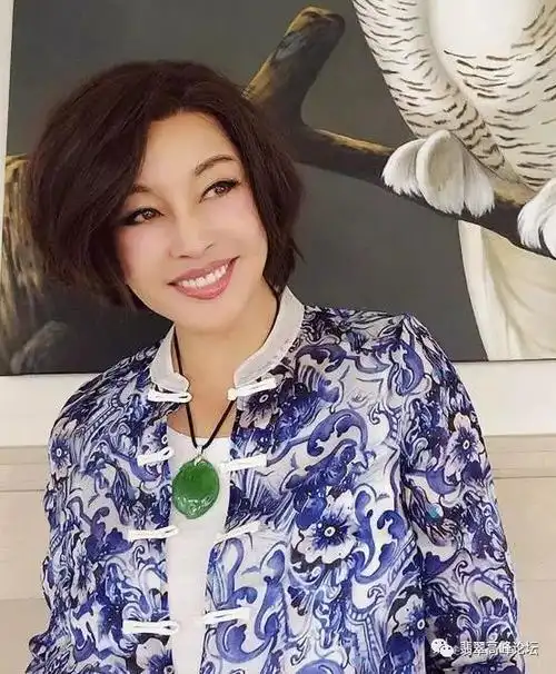 刘晓庆出席澳总理的欢迎午宴,腕上的玉镯成功圈粉无数