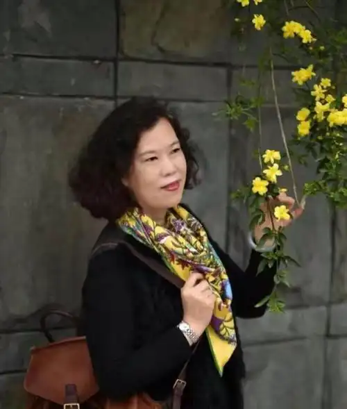 被这位中国大妈惊艳了衣着简约要戴丝巾玉镯到老也不油腻