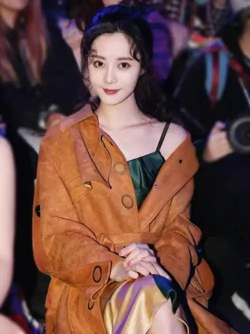 演员隋雨蒙长相甜美俏皮可爱,一身橘色装扮时尚靓丽颇具青春活力