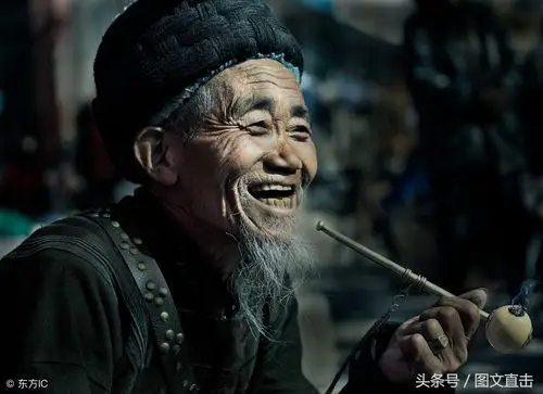 5幅图定格瞬间美大凉山老人抽烟的姿势很酷老有所乐让人羡慕