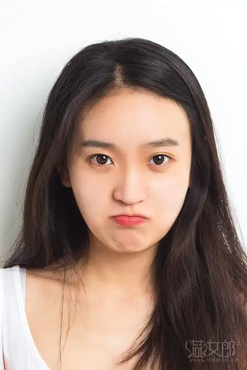 y:这组照片看起来干干净净的,化妆了吗?g:没有,这组是素颜拍的.