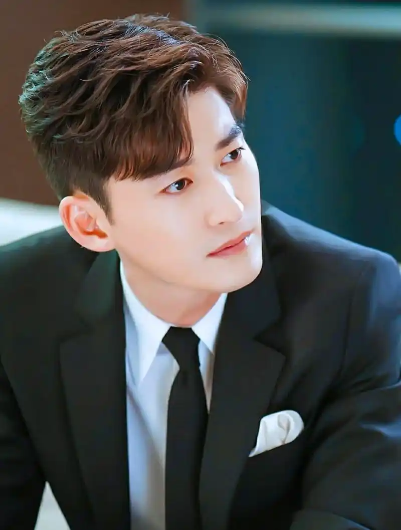 张翰在娱乐圈中一直备受关注,除了他的作品和演技外,他的绯闻也是大家