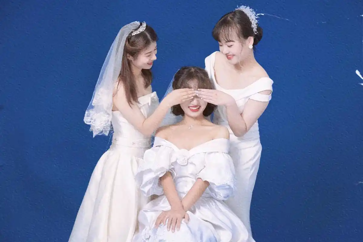 闺蜜写真 #婚纱照 #女孩子的婚纱梦 因为最好的友情穿上了 - 抖音