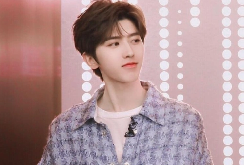 q2:蔡徐坤帮baby整理头发惹争议,已婚女性该不该和男性保持一定的距离