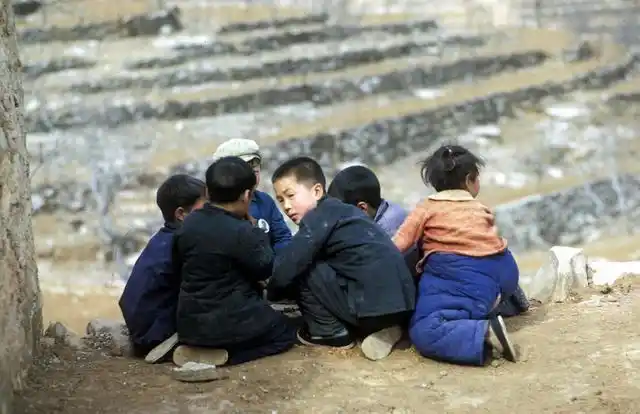 历史老图:70年代初期,农村里玩耍的儿童.历史老图:1972年,农村的男女.