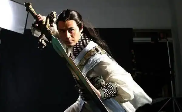 杨过的玄铁宝剑和倚天屠龙记里边的屠龙刀铸造材料是铁吗?