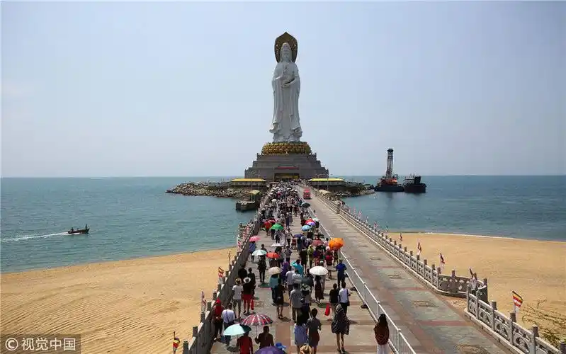 2018年4月6日,海南三亚,游客在海三亚市南山景区游览.萧风/视觉中国