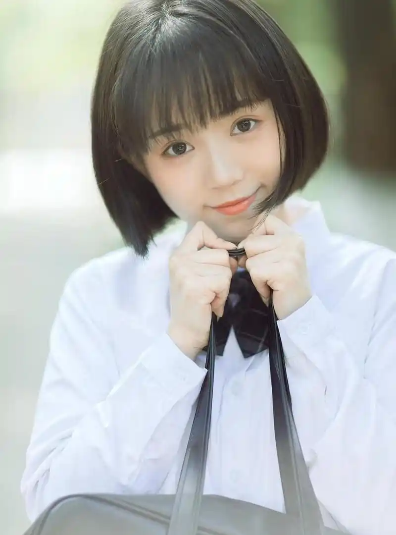 日系清纯美女学生制服写真摄影